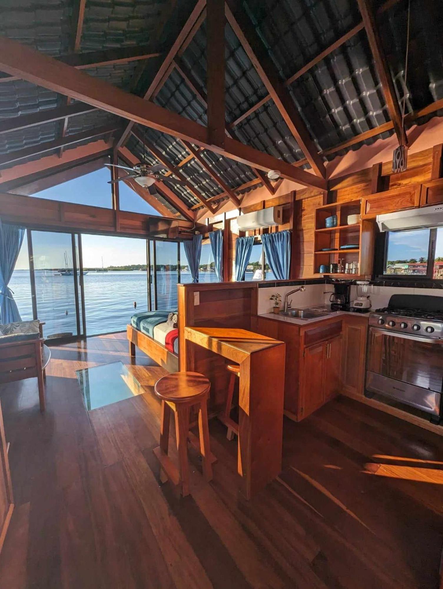 Barrbra Bnb Over The Sea ボカス・タウン エクステリア 写真